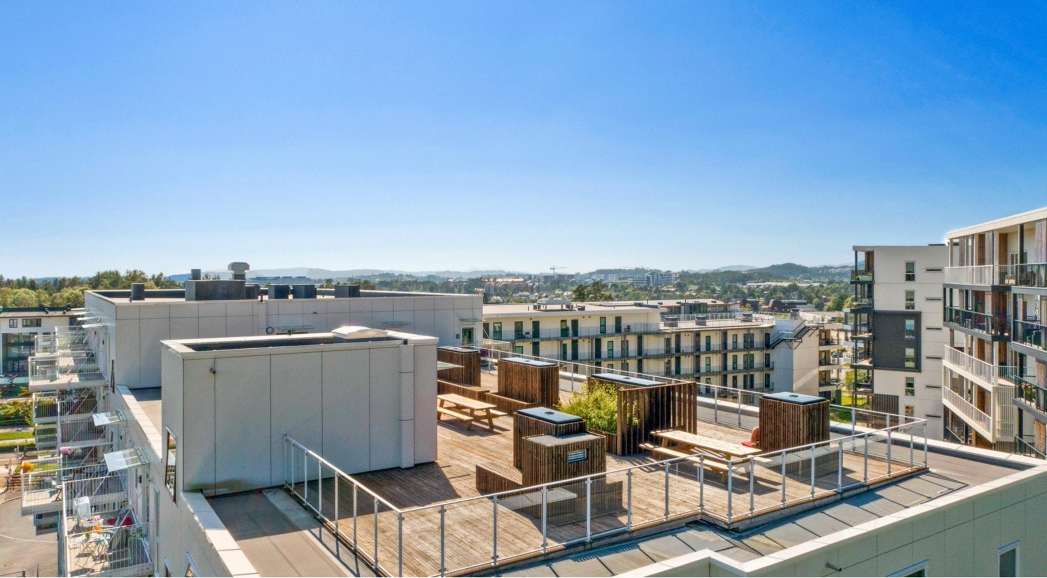 Flott felles takterasse med sitteplasser, gode solforhold og fin utsikt. 